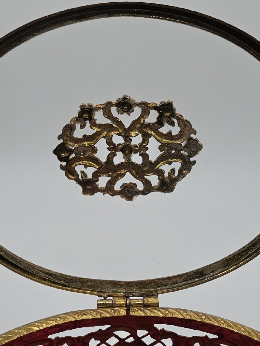 VINTAGE Hollywood Regency Lidded Jewelry Casket with Floral Medallion on the Lid - Picture 7 of 14